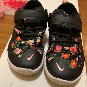 Girls Nike shoes size 10